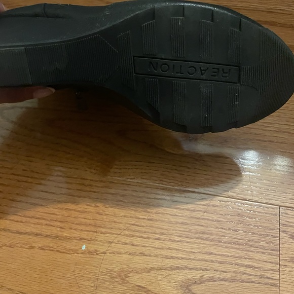 give your outfit a lift with its wedge, soft suede and cushioned footbed. - Picture 4 of 5